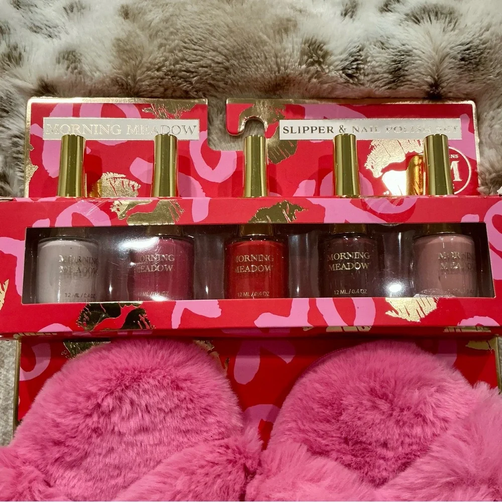 ✨💎NWT💎✨ HOUSE SHOE AND NAIL POLISH SET !  GREAT GIFT!  Size M - Picture 2 of 6